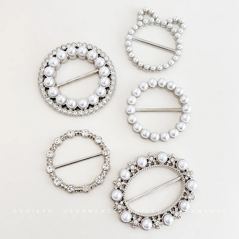 Broche de alta gama con incrustaciones de diamantes, broche de aleación con hebilla de toalla de seda para mujer, broche de moda, temperamento de perlas de todo fósforo, broche de diamantes de imitación al por mayor