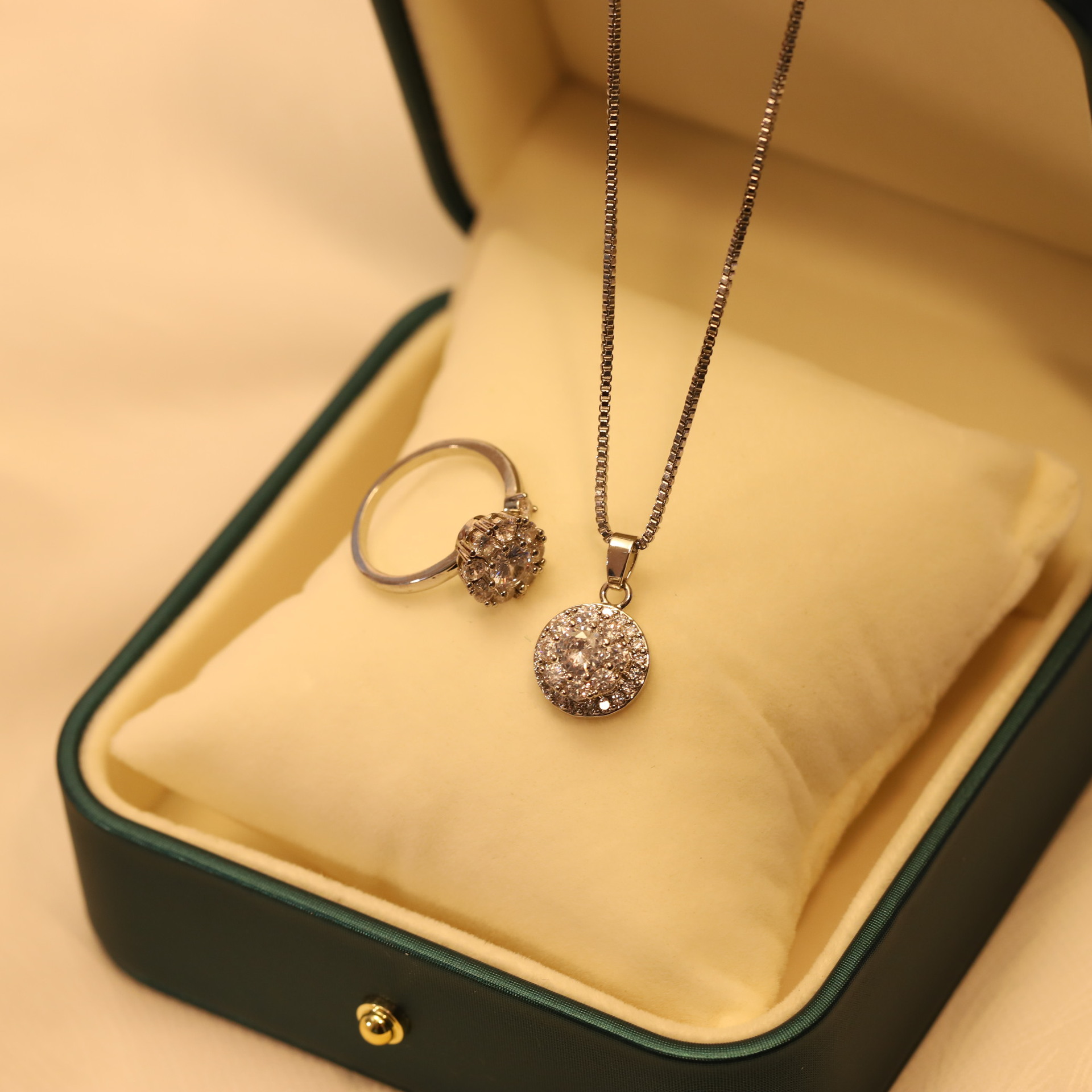 Set de joyería para mujer collar y pendientes con anillos_voghion.com