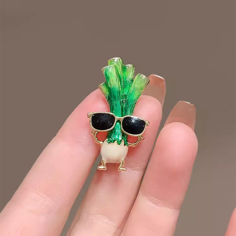 趣味のおかしなメガネのネギのブローチの女性の漫画のかわいいデザイン感の胸の花のアイデアの野菜のピンのスーツの装飾|undefined