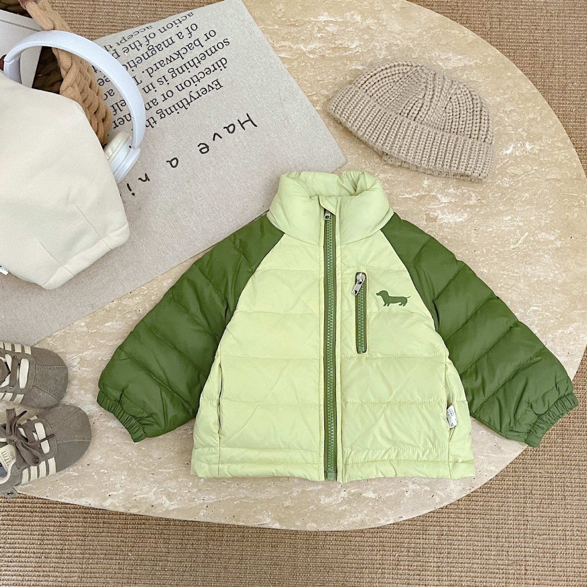 Invierno de bebé chaqueta de plumón 2025, nuevo estilo de bebé color blanco chaqueta de chaqueta de invierno, ropa caliente ligera para niños