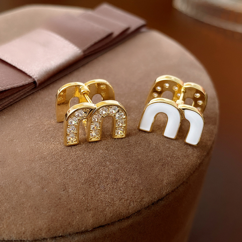 Chanel estilo de doble cara de circón gota aceite m letra oído hebilla pendientes de moda dulce pequeño elegante de alto grado pendientes para las mujeres