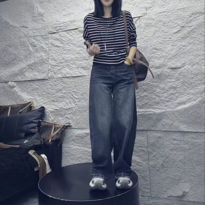 26675, a new autumn 2026 collection from Da Ai Mei Yi Yuan: loose-fitting, flowing, and versatile tops, paired with slimming, straight-leg jeans for women 26675, a new autumn 2026 collection from Da Ai Mei Yi Yuan: loose-fitting, flowing, and versatile tops, paired with slimming, straight-leg jeans for women