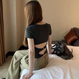 红人馆短袖t恤女2026新款夏修身辣妹正肩设计感小众露背短款上衣