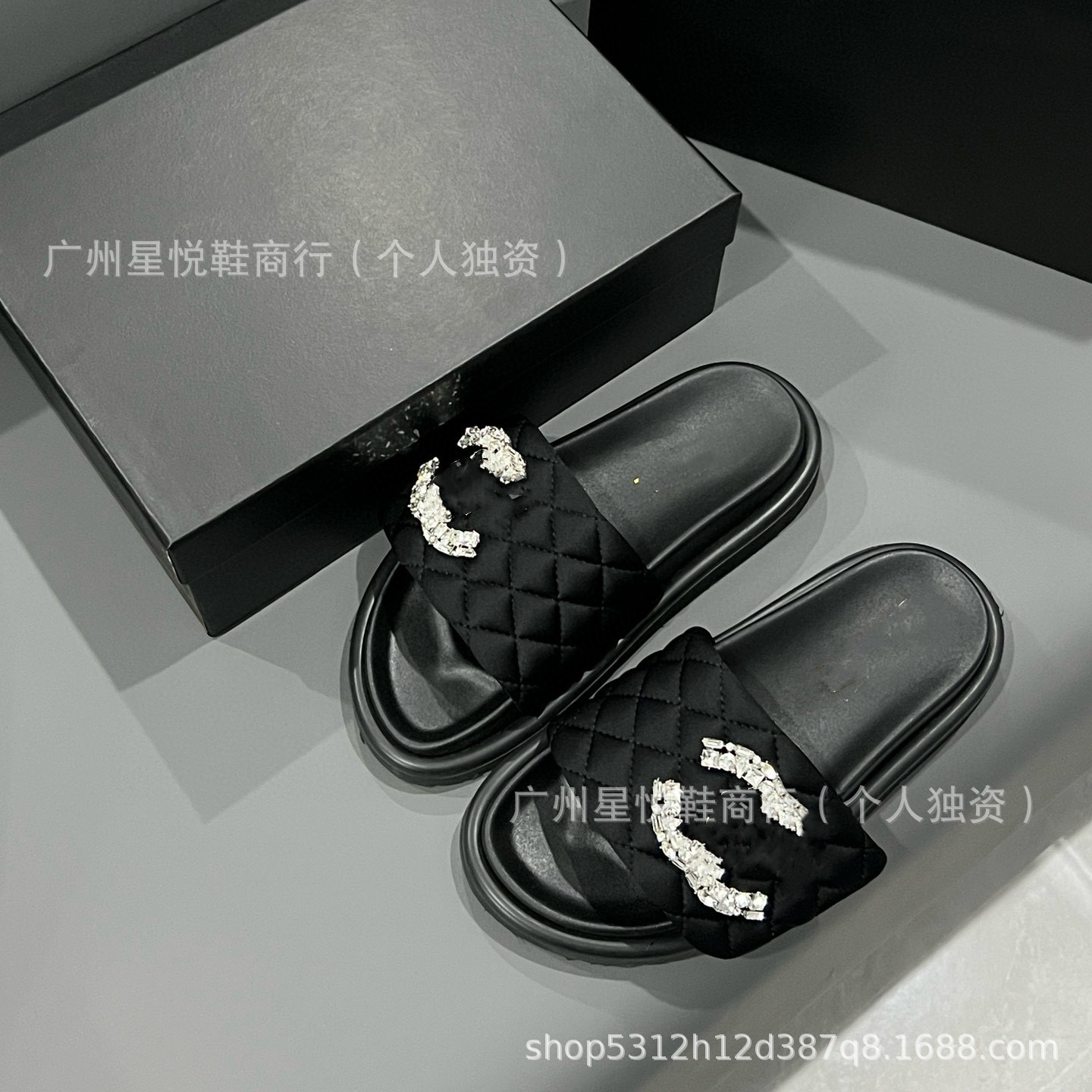 稥系列绸缎魔术贴厚底拖鞋2025年早春夏款布面水钻双C 扣沙滩女鞋