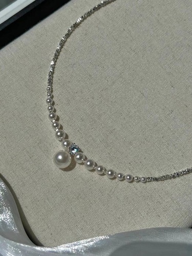 Xiaohongshu’s same fashion niche design broken silver pearl necklace is a versatile and high-end new clavicle chain.