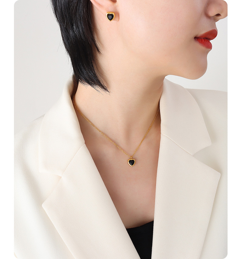 Retro Heart Shape Titanium Steel Pendant Necklace Zircon Stainless Steel Necklaces