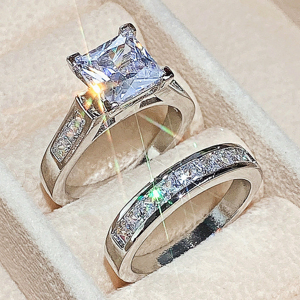 ring with zircon