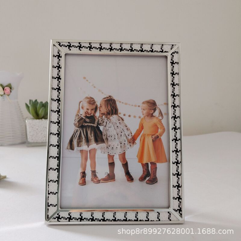 Fashion metal inlaid black and white plaid leather photo frame table, simple photo frame table