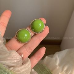 レトロな牛油果緑のピアスは優雅に白くて優しいです。