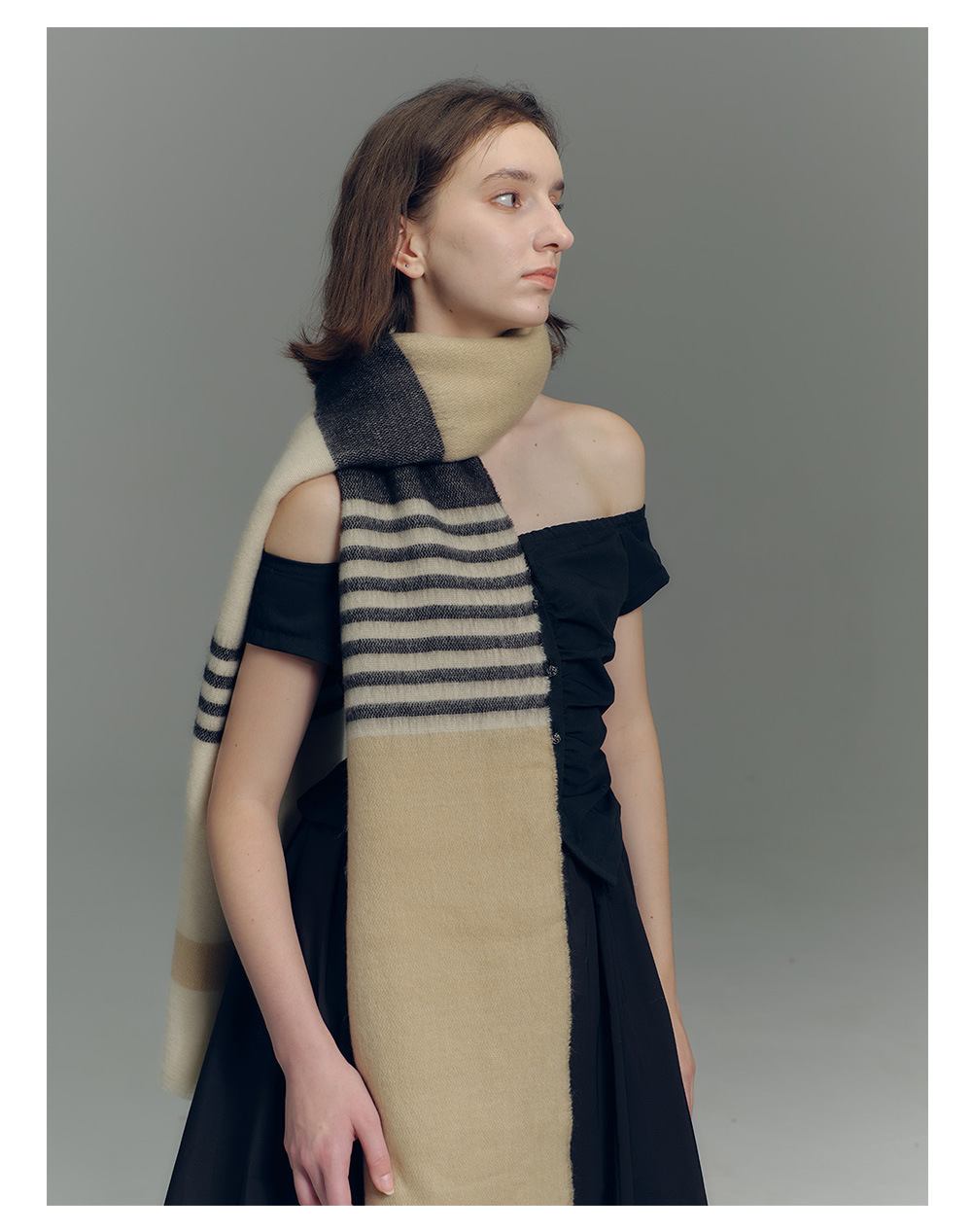 Novo cachecol xadrez feminino em imitação de cashmere com blocos de cores cáqui e nude, com bordas desfiadas, ideal para outono e inverno. Tamanho ampliado._voghion.com