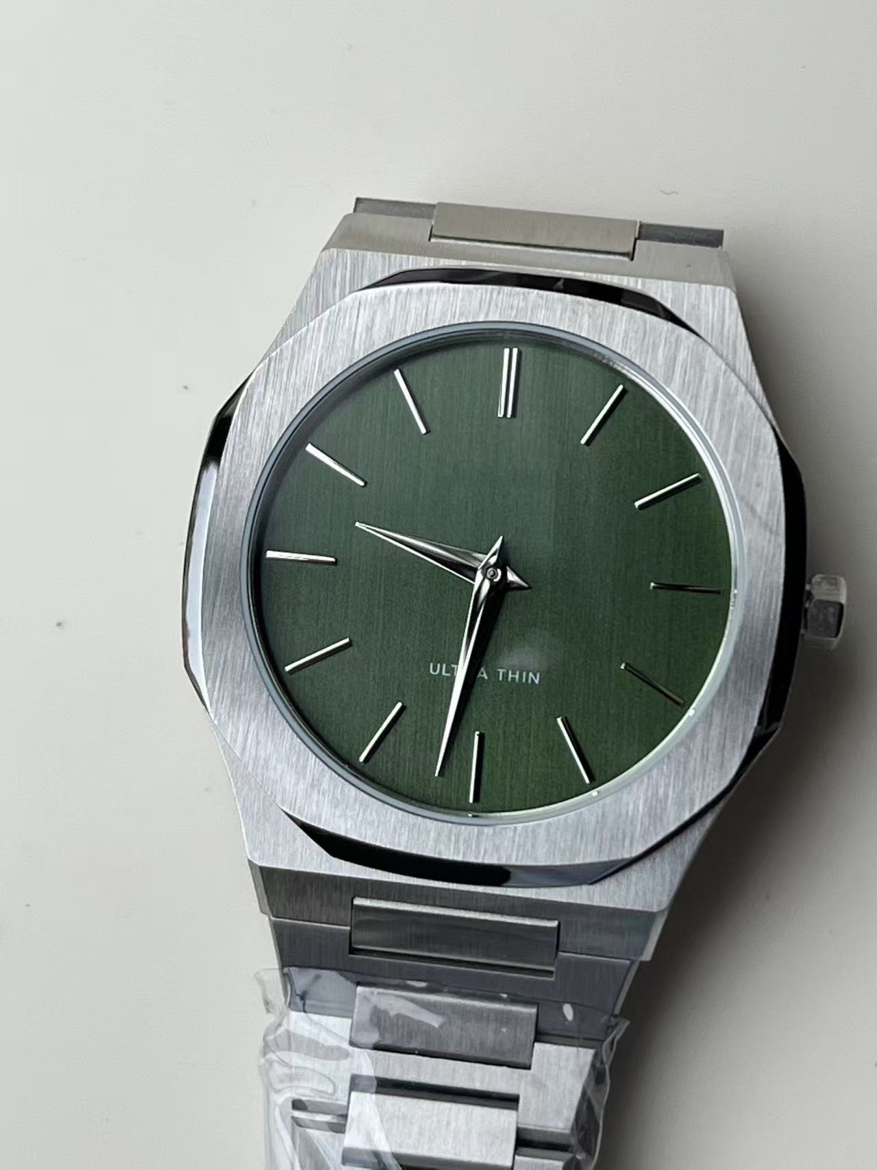 D1 MILANOブランドの同型超薄型6.80,40MM防水腕時計、新型クォーツ腕時計、カレンダー付きビジネスウォッチ