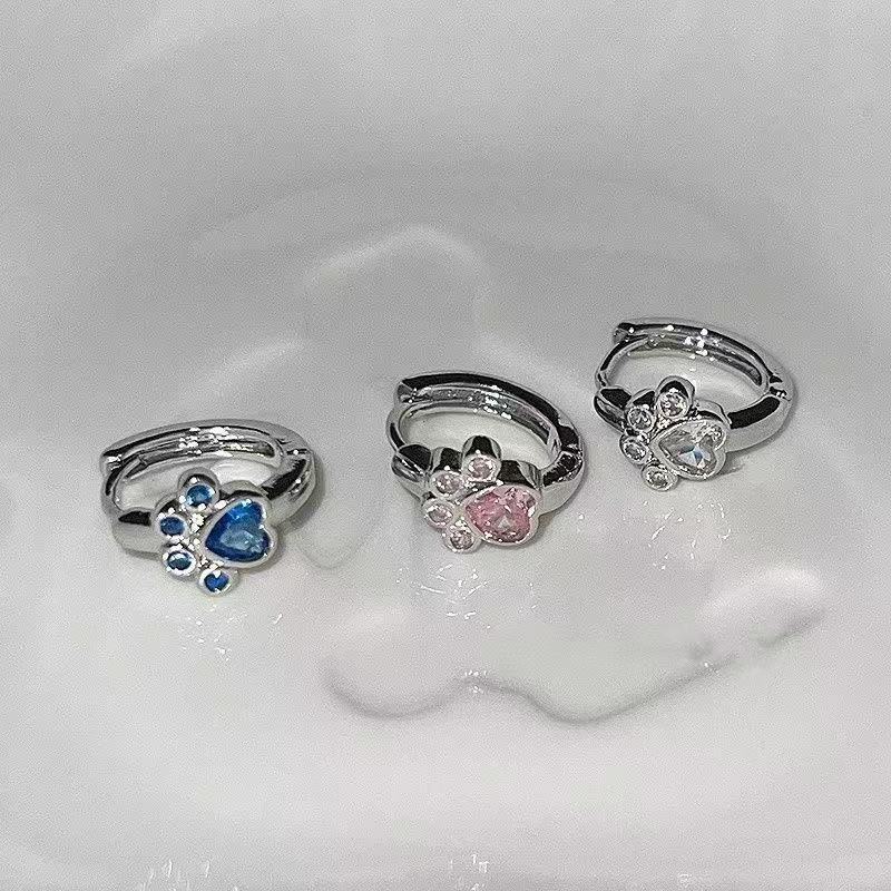 Cute cat paw earrings inlaid with blue heart-shaped zircon, fashionable and unique design, ins-style light luxury accessory