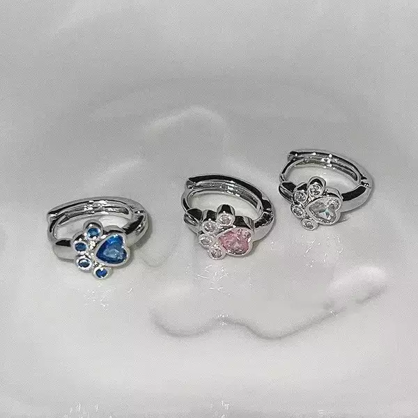 Cute cat paw earrings inlaid with blue heart-shaped zircon, fashionable and unique design, ins-style light luxury accessory