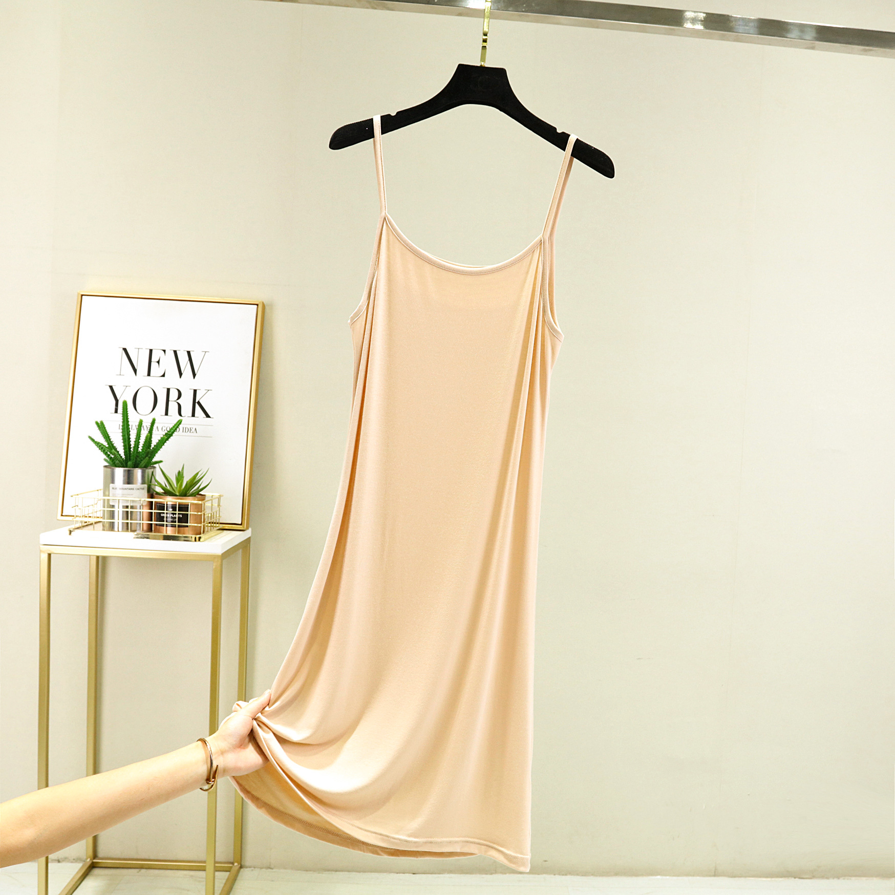 モーダルストラップのベストスカートの女性の夏の中には、袖なしのロングスカートの裏地が痩せている中長のワンピースがあります。