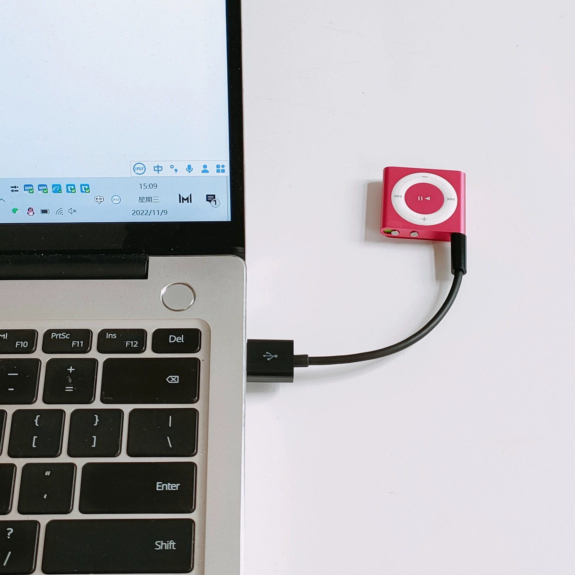 Charging & data cable for iPod shuffle (compatible 3–7), clip connector, 10 cm, black or white