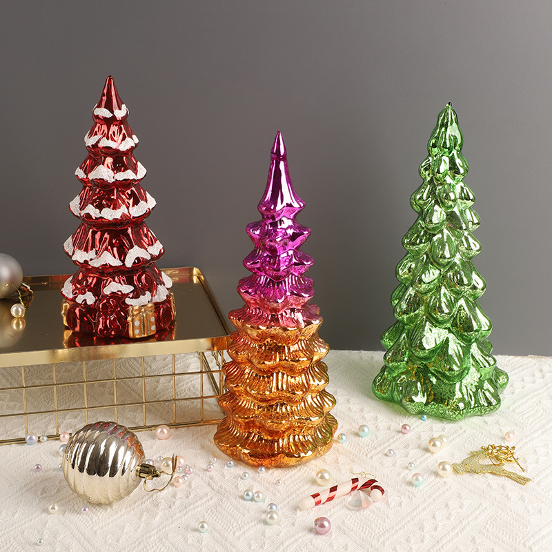 クリスマス装飾品プレゼントテーブルのテーブルの上に飾られたミニガラスのクリスマスツリーの発光シーンの配置品|undefined