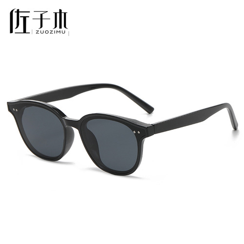 New trendy kids' sunglasses with small frames, stylish and suitable for both boys and girls, perfect for street style and sun protection.