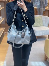 �羳�HŮʿcarryall���~��С̖朗l��б��μ�����l�r�аٴ�Ů��