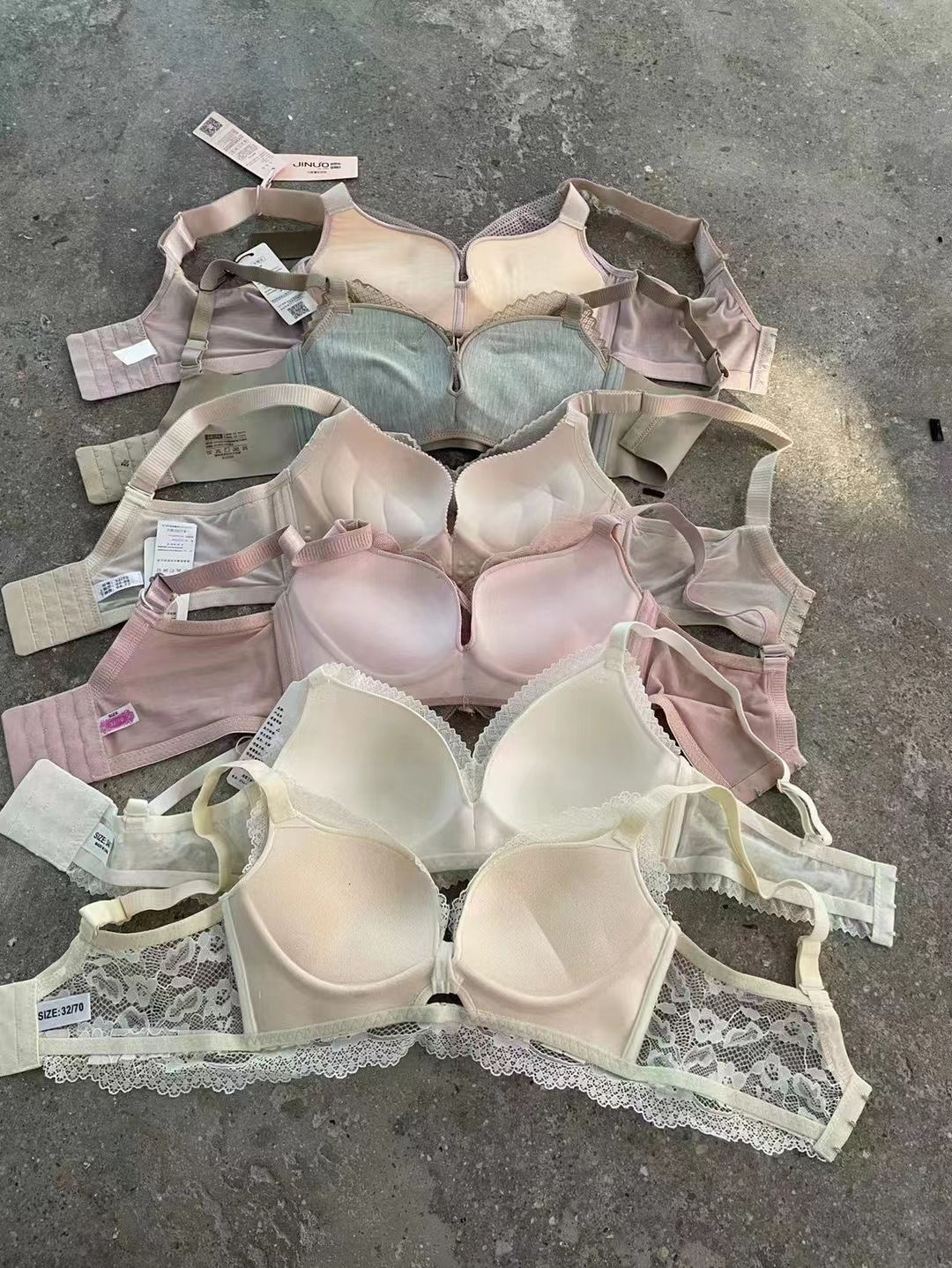 Sujetador de encaje de punto inalámbrico de alta gama puesto mixto diverso pequeño pecho push up ropa interior sujetador de tres pechos