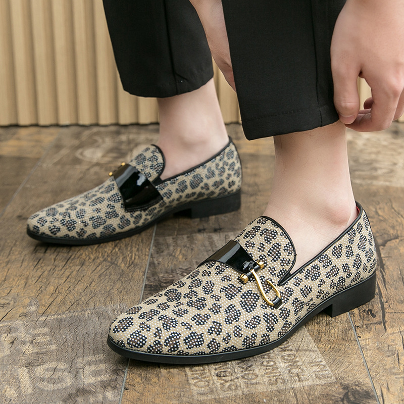 2025 nuevos zapatos de guisantes perezosos de un solo pie de primavera para hombres, zapatos de cuero puntiagudos de diamantes de cristal de un pie para hombres británicos