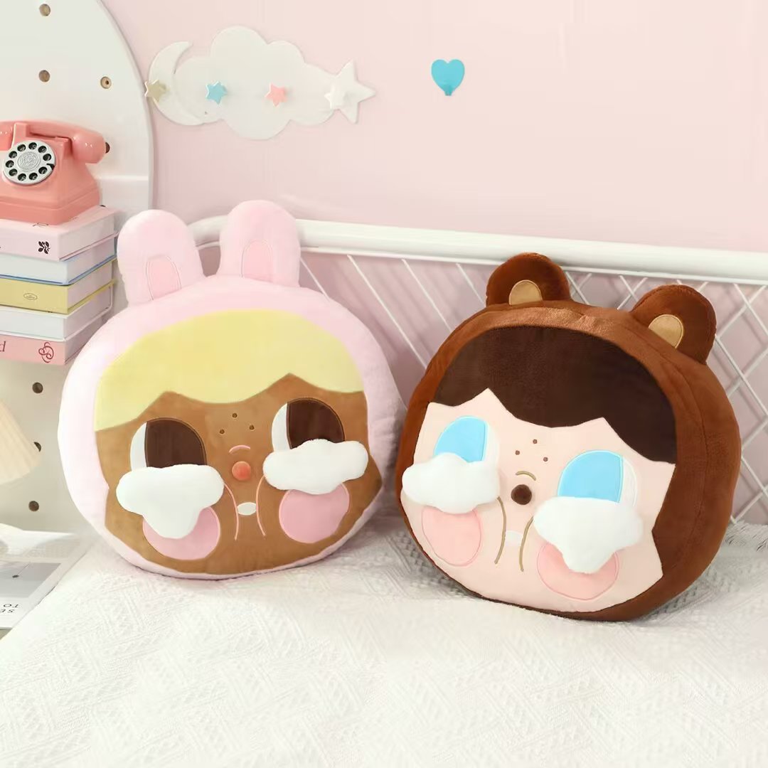 现货卡通哭娃抱枕40cm可爱丑萌毛绒公仔居家卧室沙发靠枕靠垫批发