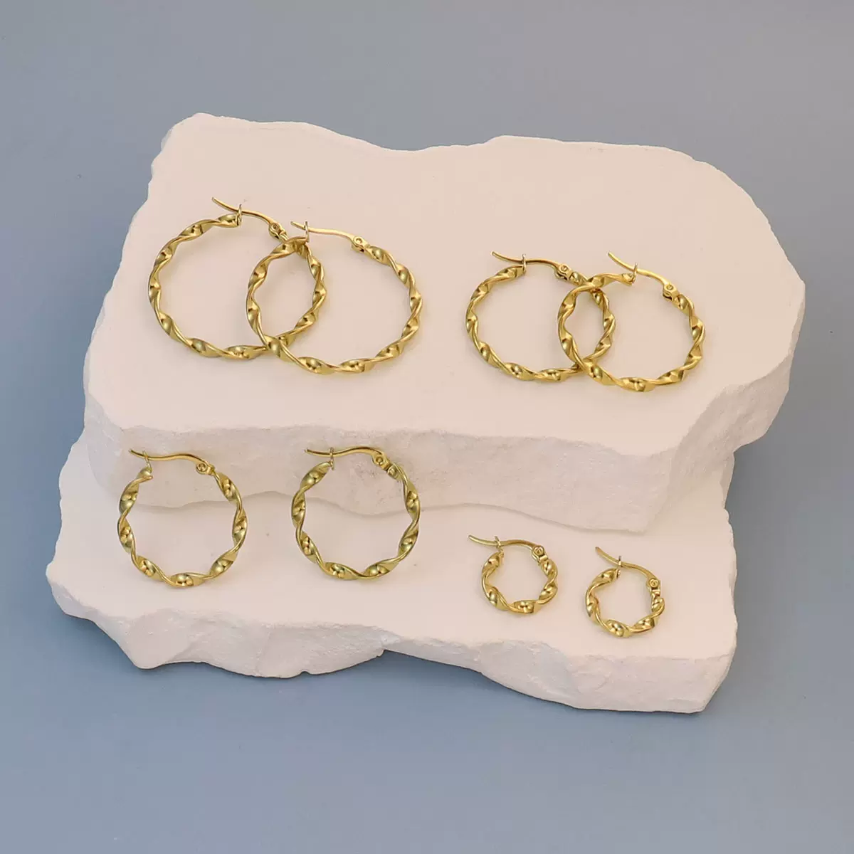 欧美新款复古简约不掉色耳环批发不锈钢防过敏韩版麻花大耳圈金色