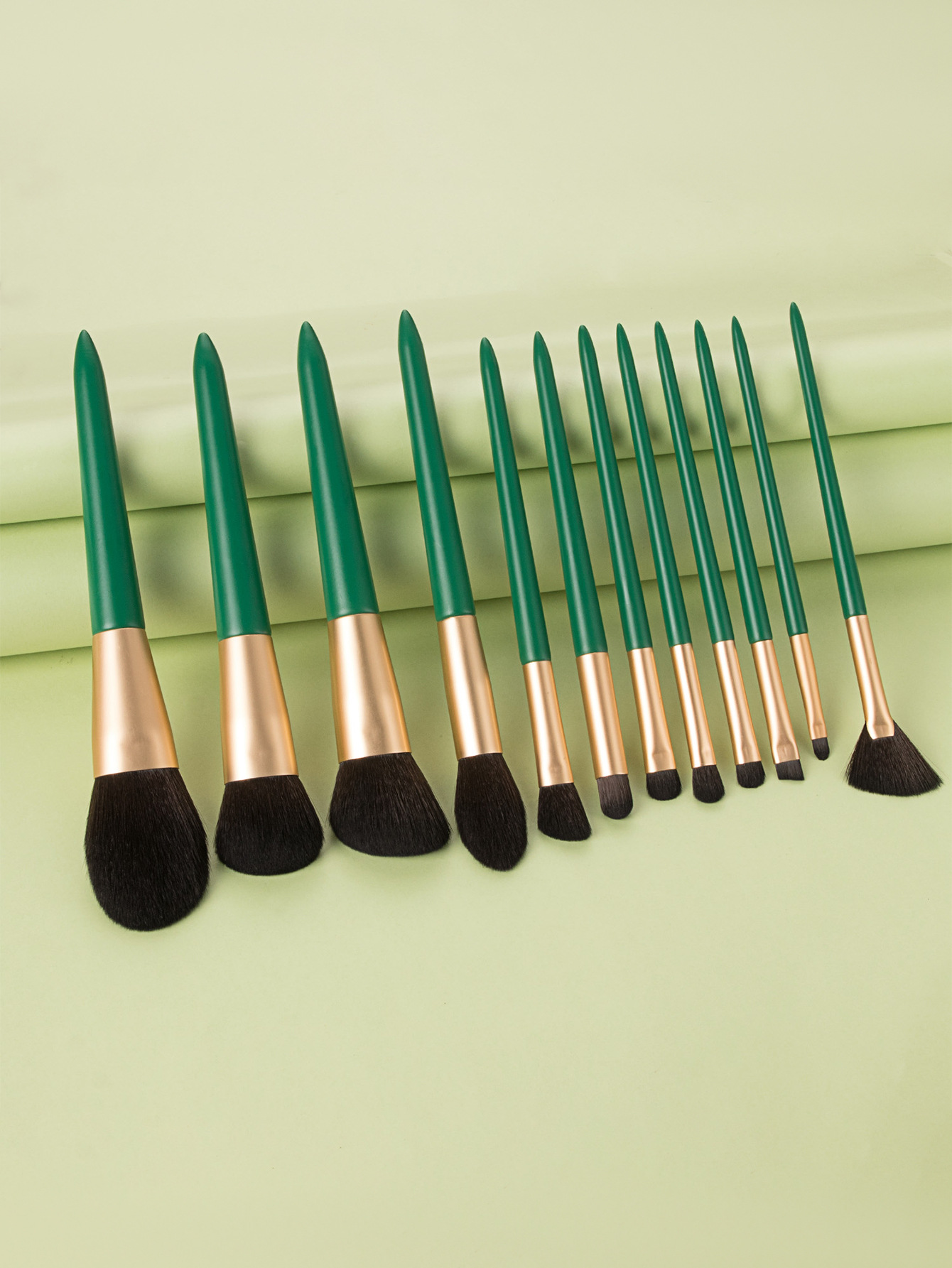 Set di 12 pennelli per trucco professionali in seta opaca blu di alta qualità che catturano la polvere_voghion.com