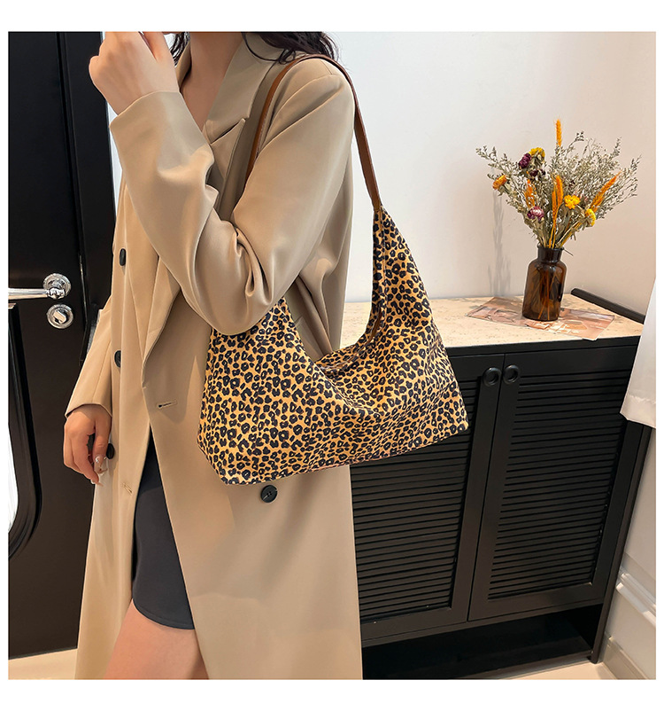 A new minimalist canvas bag with a large capacity in Korean fashion, a leopard print commuter single-shoulder crossbody bag undefined