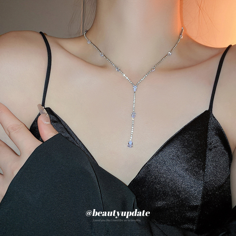 Collar de borla de gota de agua incrustada en forma de diamante en forma de Y accesorios de vestido de lujo ligero cadena de clavícula larga collar colgante de temperamento de nicho para mujeres