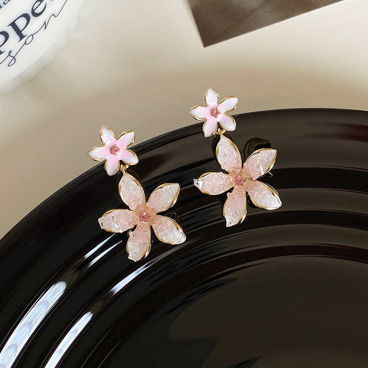 Pendientes de flores de cristal de primavera y verano Pendientes dulces de alta gama de nicho Diseño personalizado Pendientes pequeños y frescos Nueva mujer