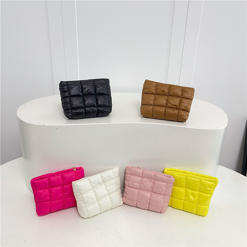 Solid Color Clutch Bag for Women 2025 Winter New Trendy Checkered down Bag Fashionable Versatile Casual Western Style Small Bag Solid Color Clutch Bag for Women 2025 Winter New Trendy Checkered down Bag Fashionable Versatile Casual Western Style Small Bag