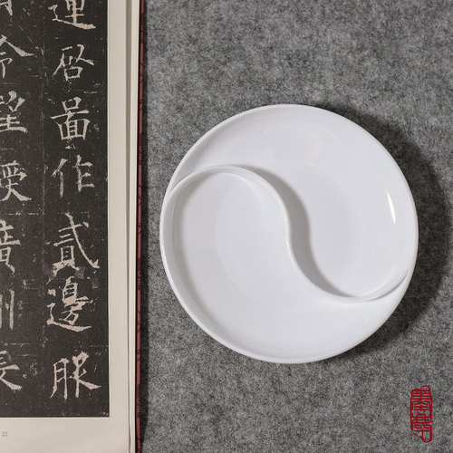 Creative plastic ink dish, water dish, Chinese painting palette, pigment dish, water writing cloth, special brush pen, pen rest for licking students