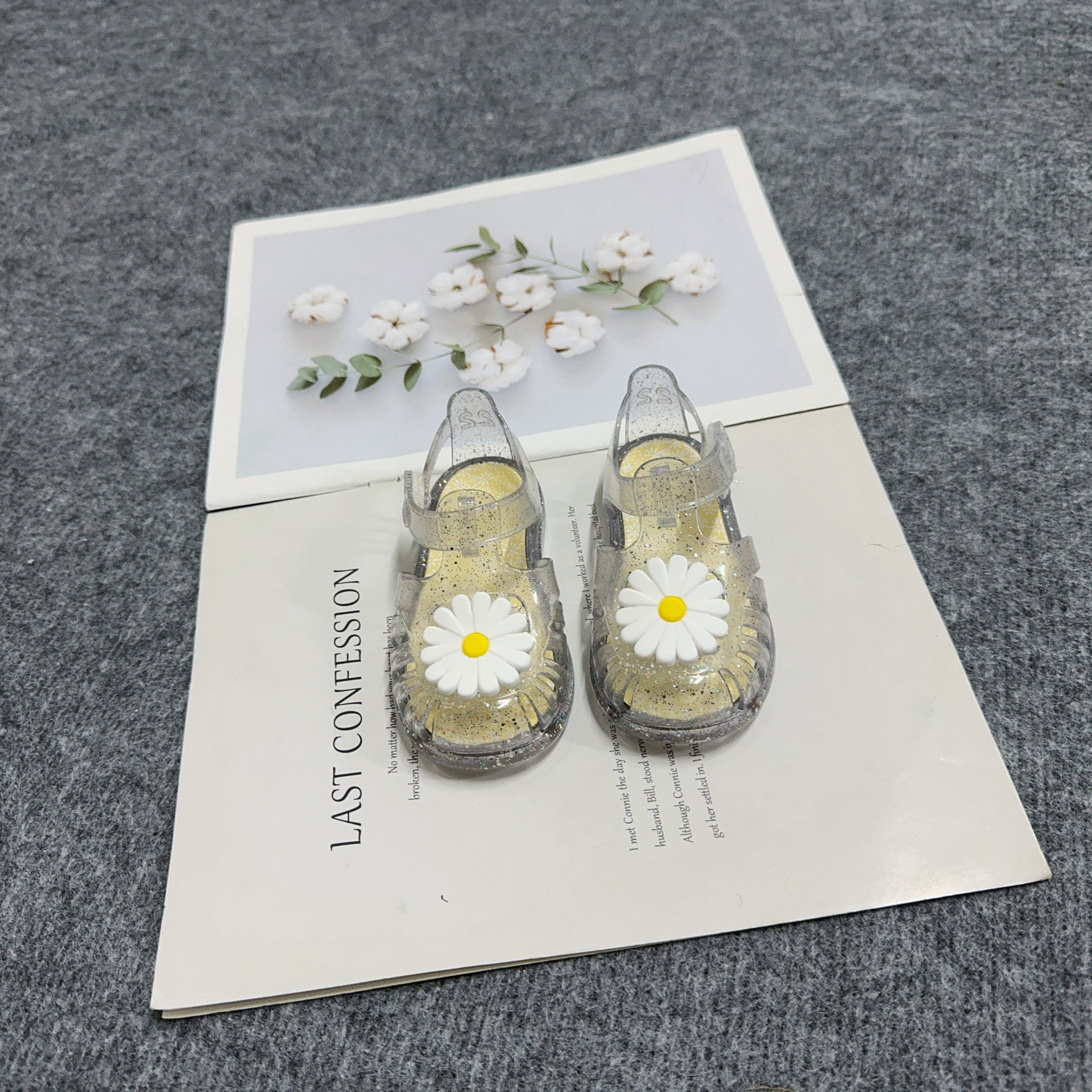 夏の新作、男の子と女の子のための無地カジュアル包頭ローマサンダル、マジックテープ付きビーチサンダル