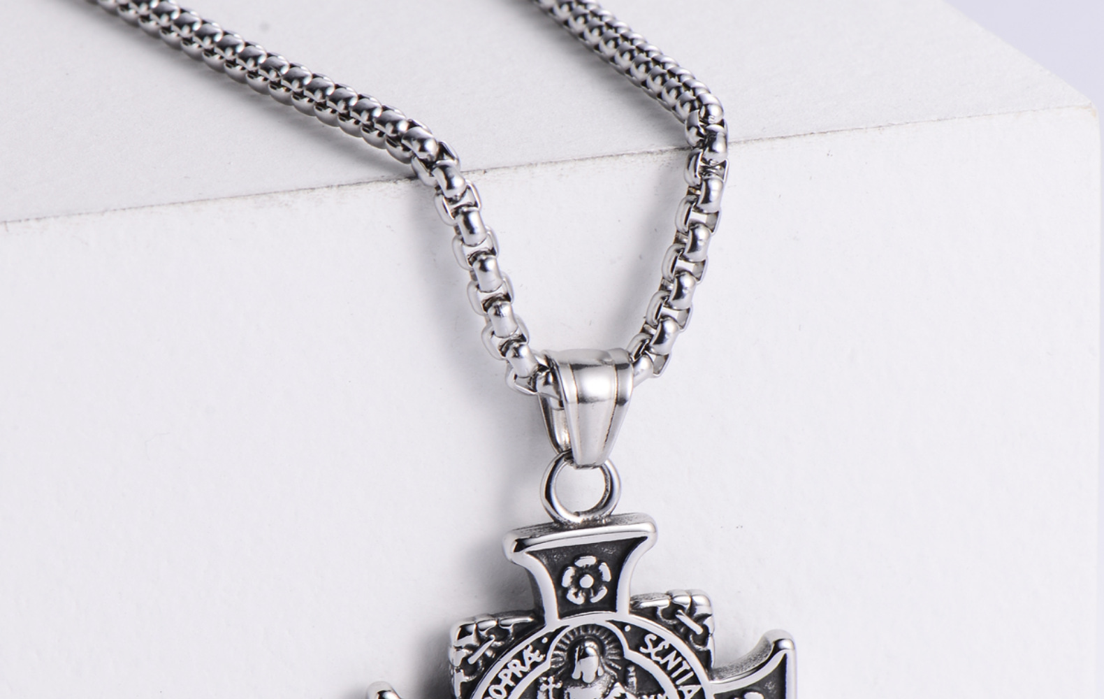 15g Weight 18K Gold Plated Plating Material 304 Stainless Steel Chain Material Business, Festival Occasion 304 Stainless Steel Material Cartoon Character Pattern Men'S Gender Fashion Style Fashion Cartoon Character 304 Stainless Steel 18K Gold Plated Men'S 3