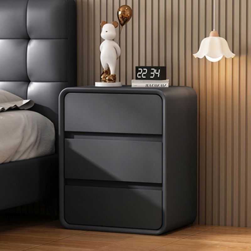 Mesa de cabecera moderna simple, viento de crema de madera sólida, almacenamiento ultra estrecho, nuevo almacenamiento de dormitorio de lujo ligero de tres pisos para el hogar junto a la cama