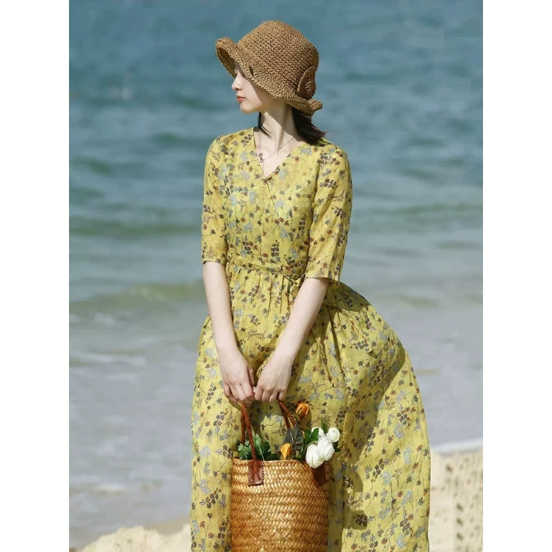 Летнее платье 2025 года, свободного кроя, из элегантного легкого и дышащего материала рами, средней длины, с мелким цветочным принтом.