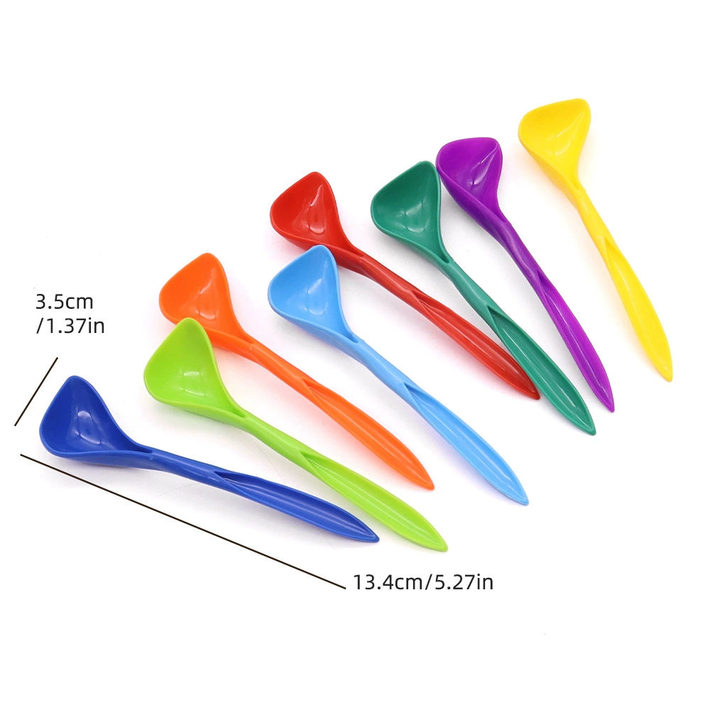 Домашние животные ложки кормят кошачью полоску влажного корма кошачий кошачий консервированный кошачий кошачий кошачий кошачий кормушка