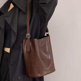 植鞣牛皮水桶包包女2025新款真皮女包时尚复古斜挎包通勤单肩包包