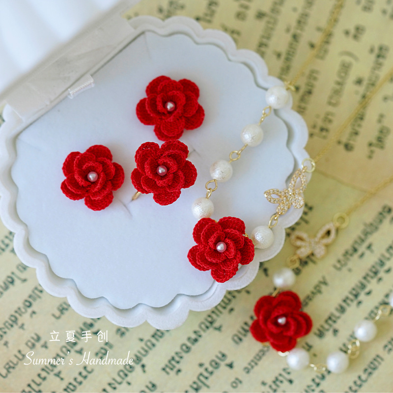 Lixia hand-breaking micro hook Camellia bracelet simple French retro handmade crocheted summer Mori niche design