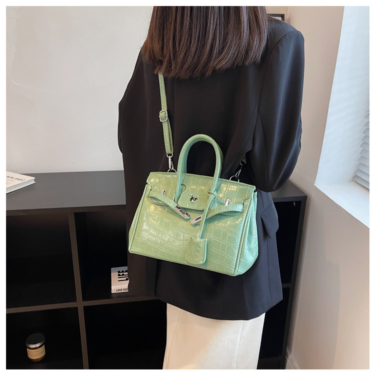 Women's Medium Pu Leather Solid Color Vintage Style Square Lock Clasp Shoulder Bag display picture 3