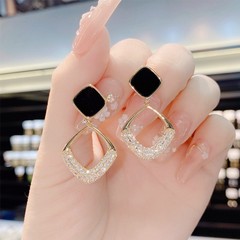 シンプルなニッチな軽い高級デザインのダイヤモンドがちりばめられたイヤリング、インターネットセレブの気質、高級イヤリング