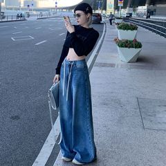 ひもを引いてゆったりしたジーンズの女性春2025年のゆったりした気質はやせています。