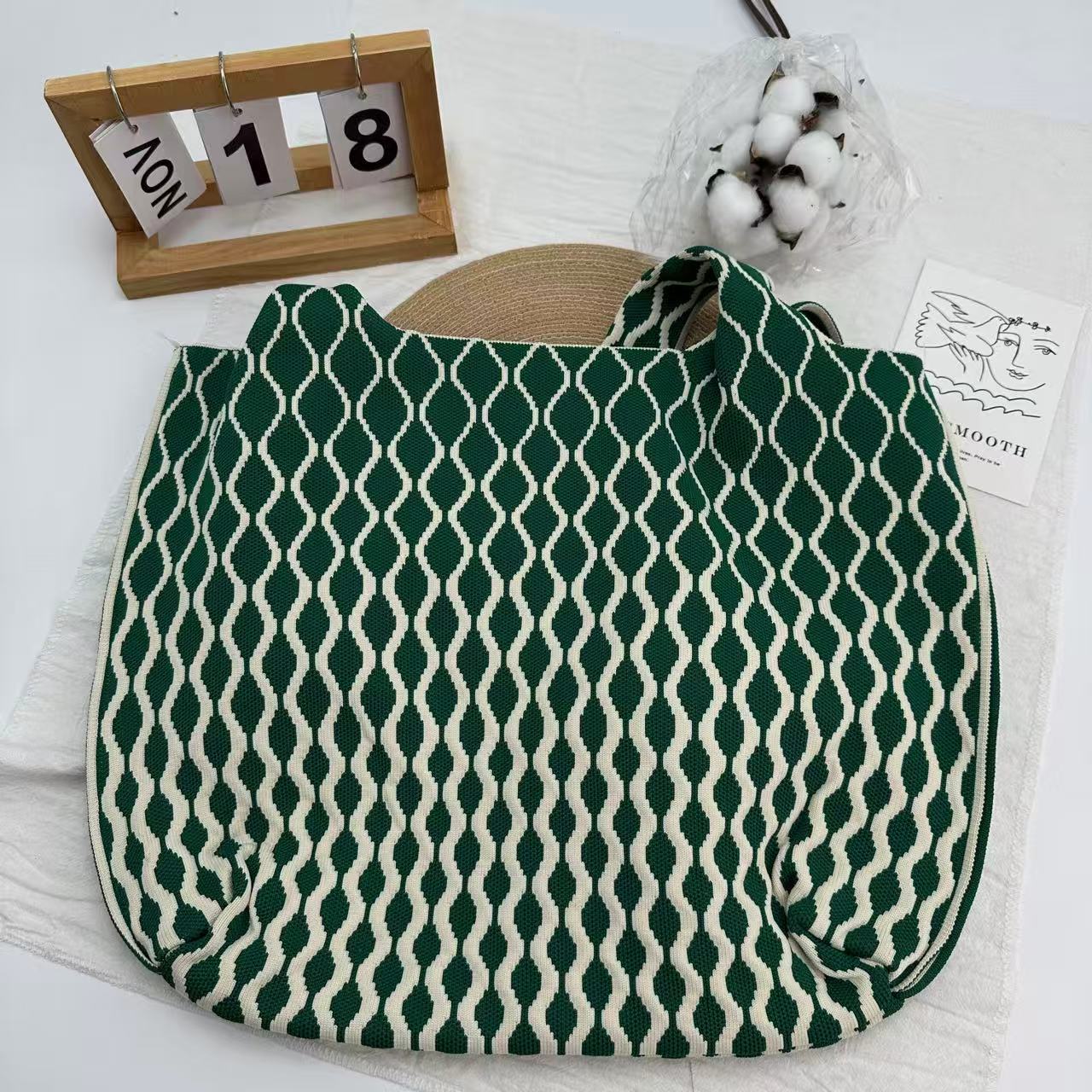 Gradient Geometric Knit Large Bucket Tote Bag 18
