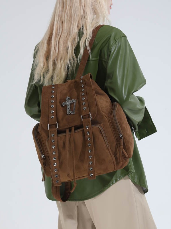 Bolsa de piel de ciervo de gran capacidad para mujeres 2025 nuevo remaches cruzados personalidad mochila de nicho mochila de textura casual
