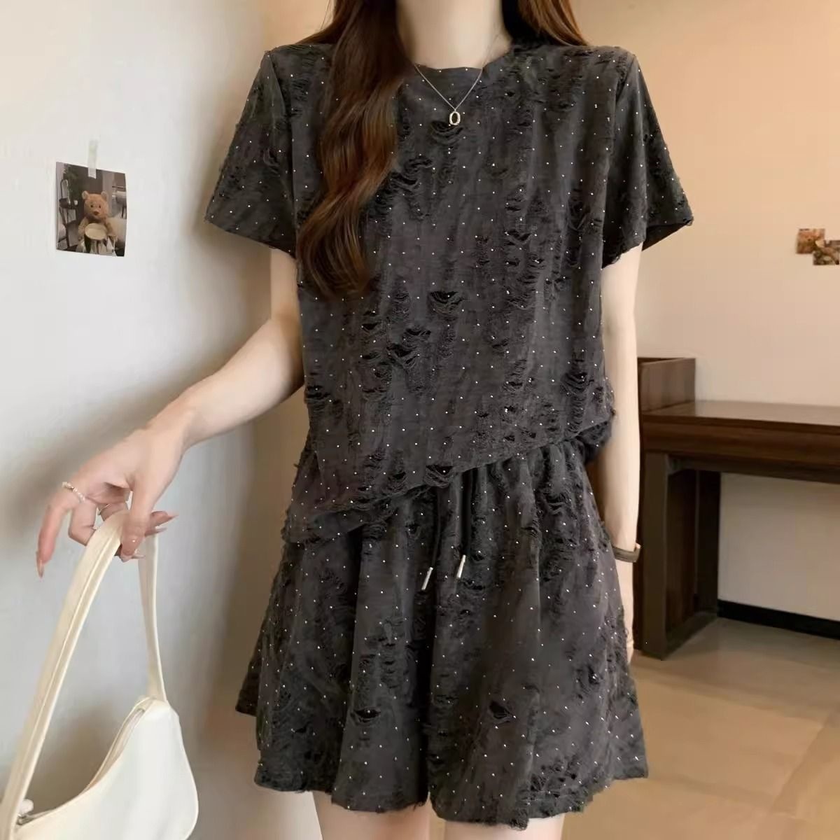 Bộ mặc nhà nữ tay ngắn quần short rộng, phá lỗ đính đá, form rộng thoáng mát — Bộ đồ màu xám đậm (áo+quần), Trang phục màu hạnh (áo+quần) chi tiết 21