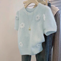 2025春の服の新型の背中のボタンのデザイン感のニットのブラウスの女性の短い明るい糸の薄いセーターの長袖の透かし彫りのシャツ