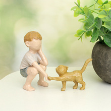 创意家居摆件装饰品男孩和小猫装饰品书房办公室软装家居饰品现货