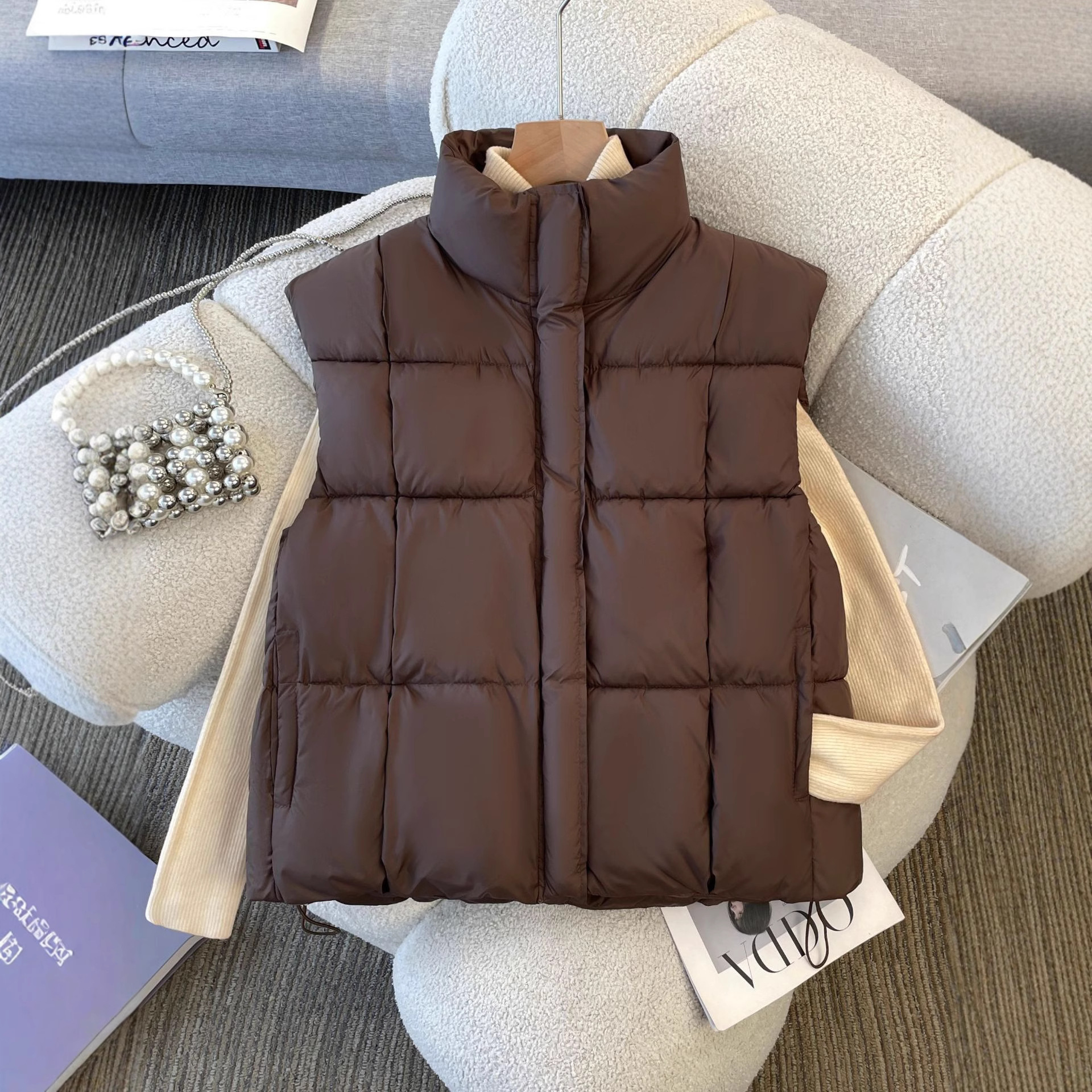 Armadillo de algodón para mujeres de vestir en el aire exterior en 2025, nuevo estilo coreano cuello vertical suelto plegado para vestir en el hombro corto de la marea de otoño y invierno