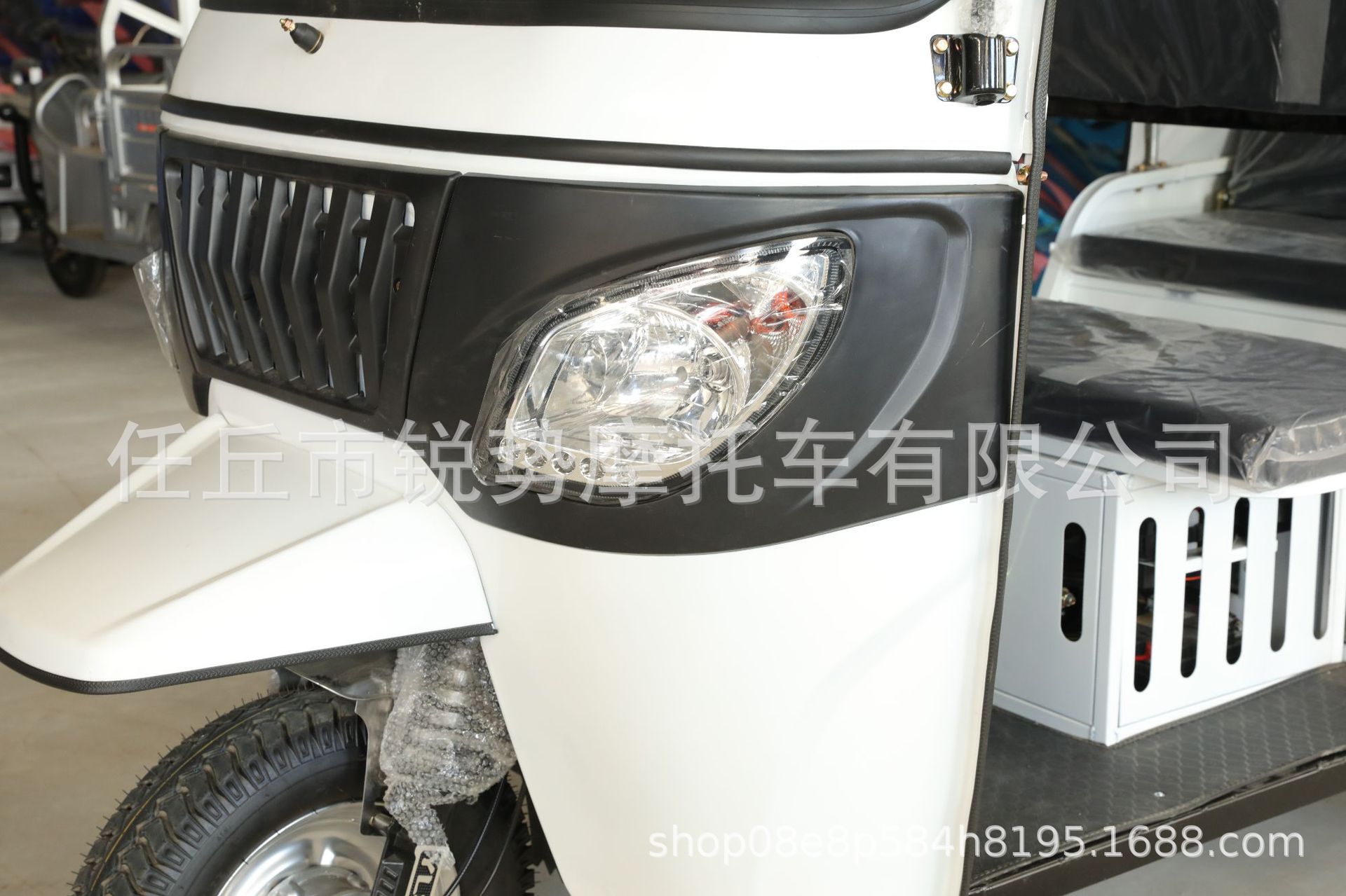 Three-wheeled motorbike with canopy for passenger transport, Southeast Asian cross-border TUK-TUK passenger transport three-wheeled motorbike, fuel-powered
