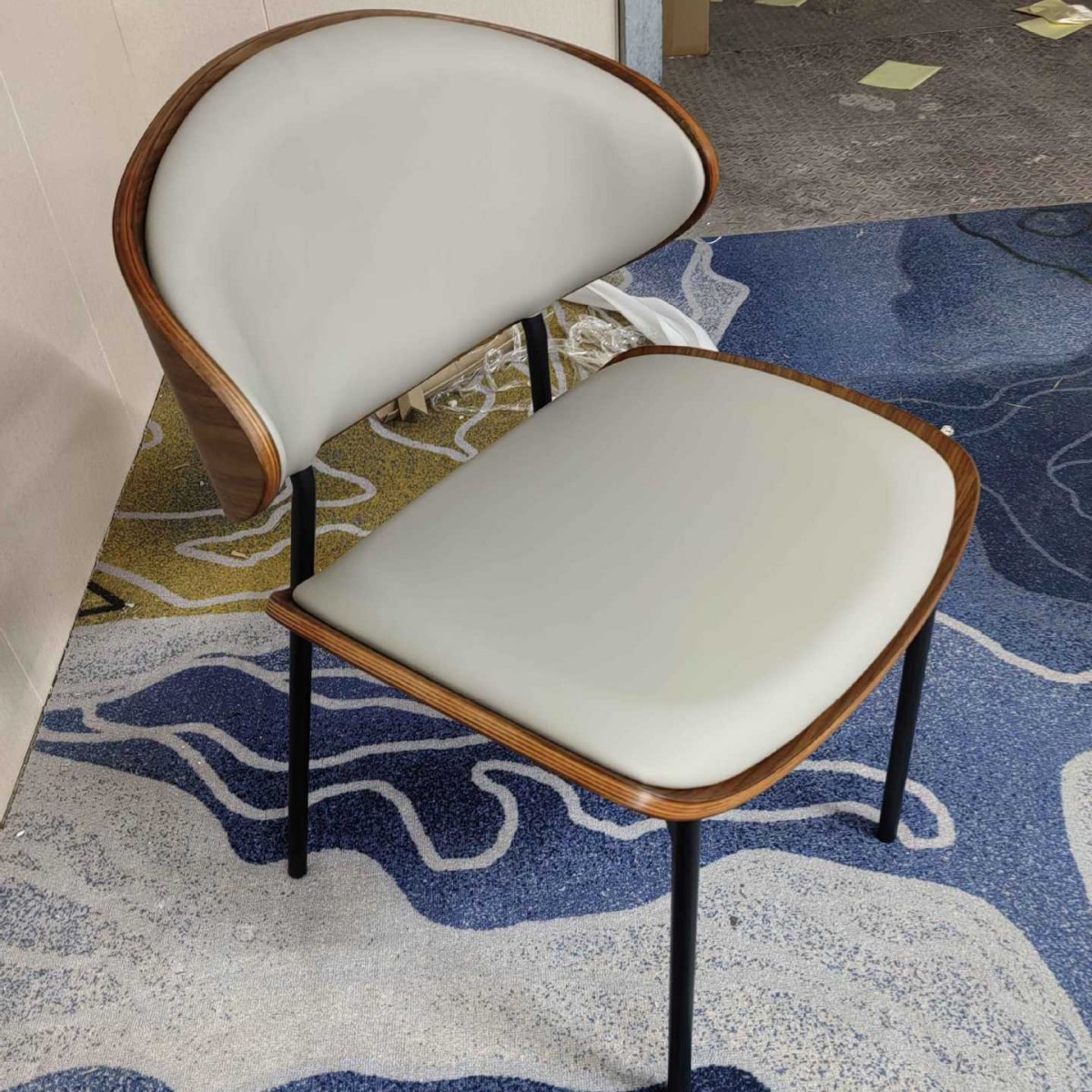 イームズチェア ダイニングチェア イタリア ミニマリスト メタル ネゴシエーション カジュアル 北欧 中古 イームズチェア 無垢材背もたれ椅子